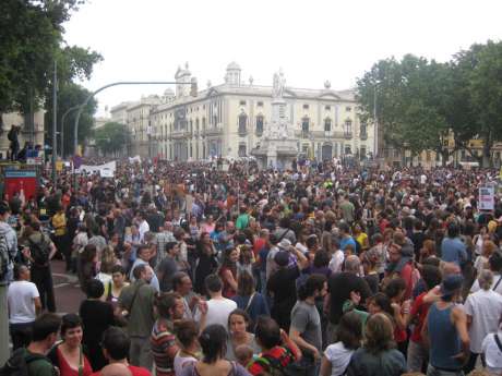 quarter million people take to the streets of Barcelona - PEACEFULLY and with fun and joy