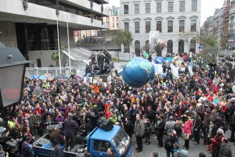 A great crowd at #OccupyDameStreet for Billy Bragg's free solidarity gig, off the back of a truck